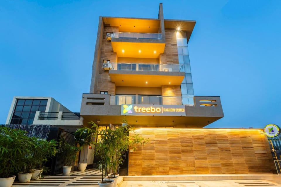 Treebo Raahgir Suites Hotel in Noida