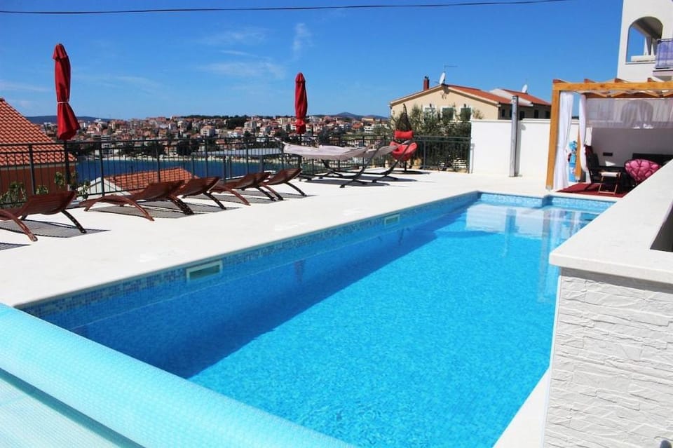 Apartment with heated pool and sea view terrace a6 Hotel in Okrug Gornji