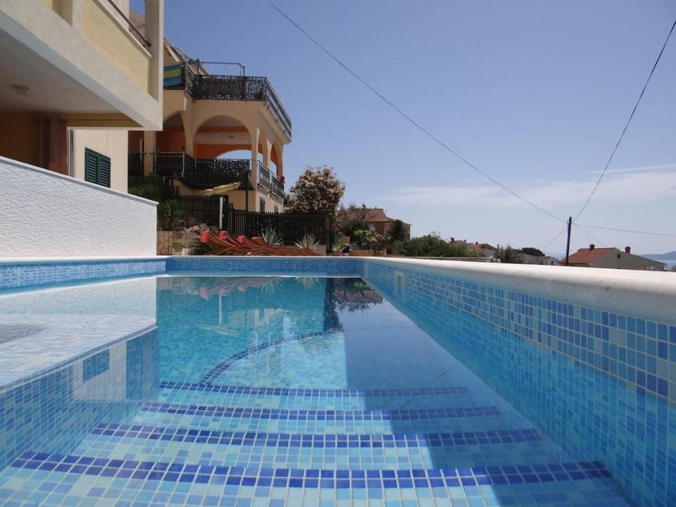 Apartment with heated pool and sea view terrace a6 Hotel in Okrug Gornji