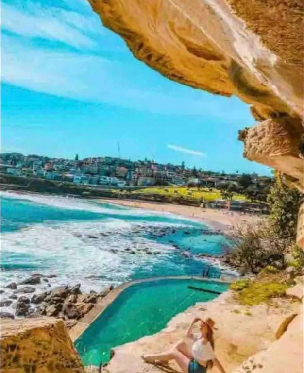Cozy Bondi Studio Retreat - Steps to Beach  City Apartment in Sydney