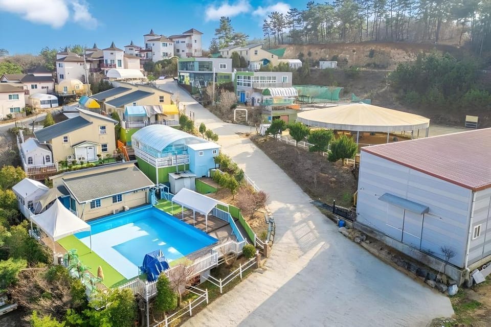 Taean (Anmyeondo) Badabi Pension (large warm swimming pool/pets allowed) Bed and Breakfast in South Korea