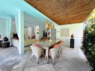 Serene Seminyak Sanctuary: 5 bedroom Private Villa Villa in Kuta