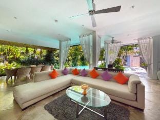 Serene Seminyak Sanctuary: 5 bedroom Private Villa Villa in Kuta