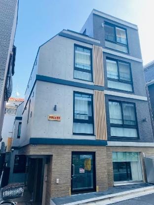 新宿怡家旅馆周年庆201房-周年大优惠/直达新宿核心商圈/双轨交汇站口/站口1分钟/独立空间齐全设施 Vacation rental in Shinjuku