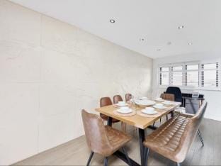 Beautiful Modern Suburban Home Vacation rental in Liverpool