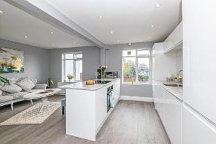 Modern Racecourse apt w/ parking within city walls Vacation rental in Chester