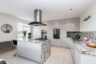 City Centre Duplex - Racecourse views w/ parking Vacation rental in Chester
