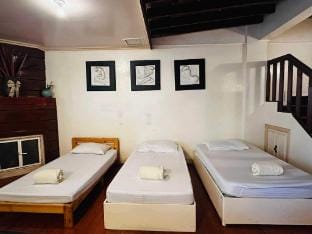 Cloudly Transient Inn solo unit with veranda Vacation rental in Baguio