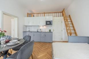 HLY|Apartment in newly renovated historic building Vacation rental in Prague