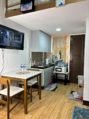 agoda MJ - 2 d beds S beds Parking Netflix WIFI Apartment in Olongapo