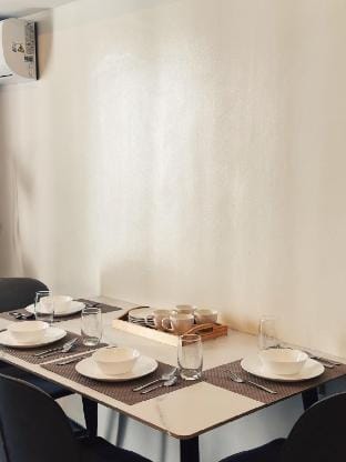 Cozy Two Bed Perfect for Family near Ayala mall Vacation rental in Pasay