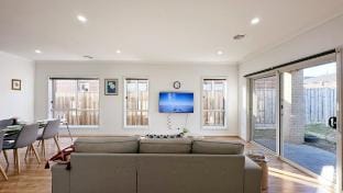 Spacious Comfy New: 7 beds 4 Rooms Easy Shopping Vacation rental in Truganina