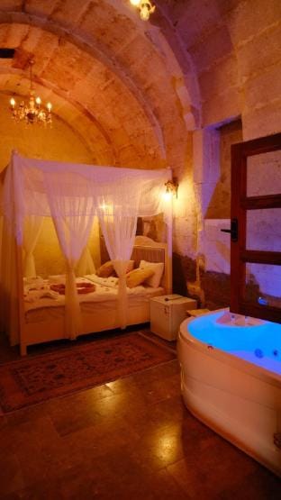 Yellow room Our room with a hot tub Vacation rental in Kayseri, Türkiye