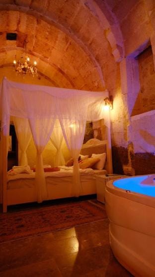 Yellow room Our room with a hot tub Vacation rental in Kayseri, Türkiye