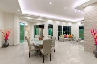 Luxury pool Villa A14 3BR/8 Persons/Sauna/Games Vacation rental in Pattaya City