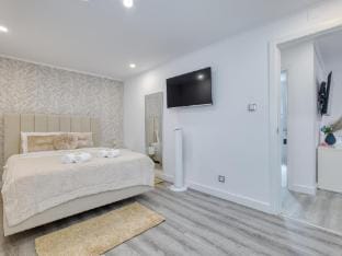 Vita Portucale | Santa Clara Terrace Jacuzzi Apartment in Lisbon