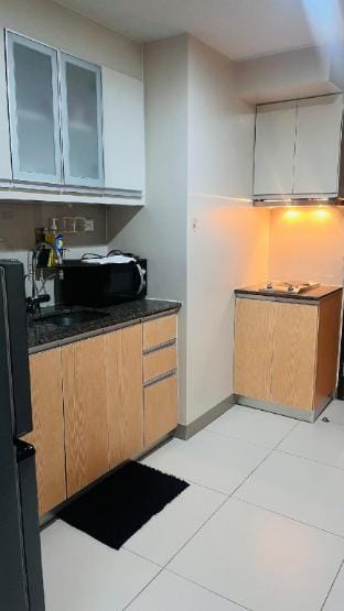 BGC One Uptown/Queen Size Bed,Netflix,Pool,Wifi Apartment in Makati