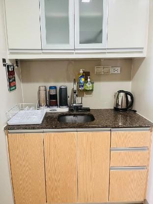 BGC One Uptown/Queen Size Bed,Netflix,Pool,Wifi Apartment in Makati