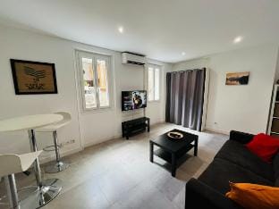 Le Paradis near The Old Port, Studio with Air Con Vacation rental in Marseille