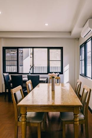 DEJA HOME - 5 mins to Tha Pea 4BR with Art Space Vacation rental in Chiang Mai