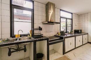 DEJA HOME - 5 mins to Tha Pea 4BR with Art Space Vacation rental in Chiang Mai
