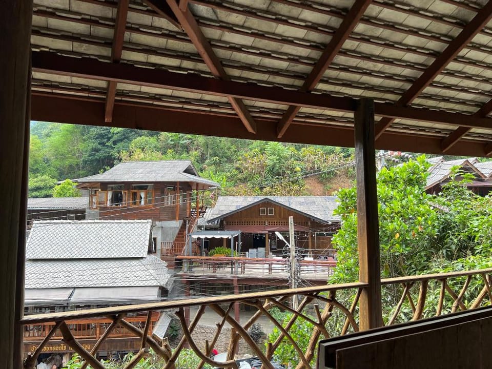 บ้านกลางเขา แม่กำปอง Hotel in Thailand
