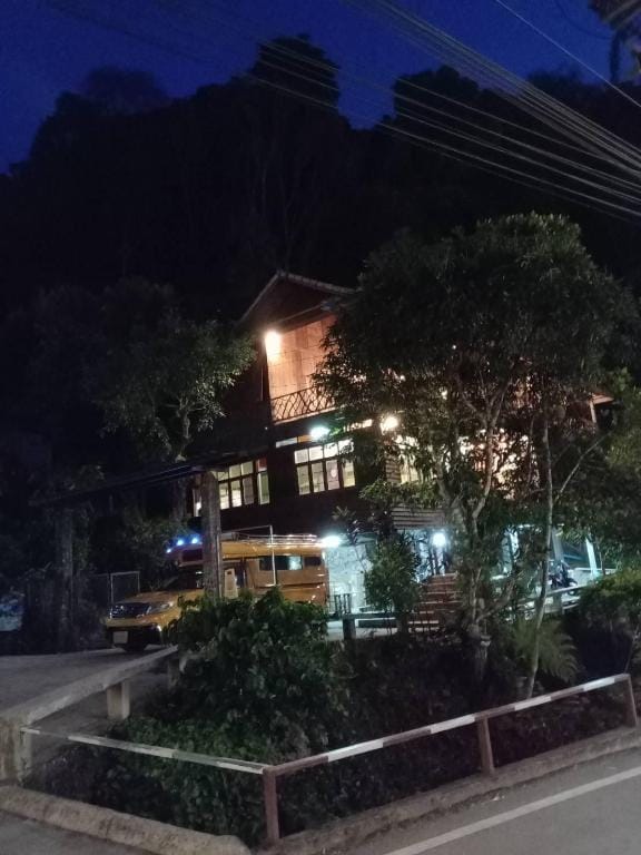 บ้านกลางเขา แม่กำปอง Hotel in Thailand