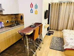The Cozy Cocoon l Netflix & Chill |Skyline View Apartment in Noida