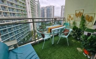 Resort-like vacation in an Urban Setting at Azure Apartment in Paranaque