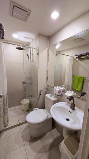 Resort-like vacation in an Urban Setting at Azure Apartment in Paranaque
