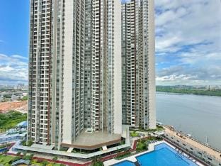 R&F SeineRegion•3BR/5Pax/Balcony/PoolView/NearCIQ Apartment in Johor Bahru
