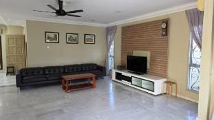 Kuantan Tok Sira big Bangalow near Teluk Cempedak Vacation rental in Pahang, Malaysia