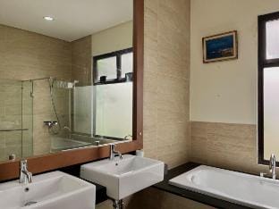 Spacious Green Garden! Villa Estella 4BR Vacation rental in West Java