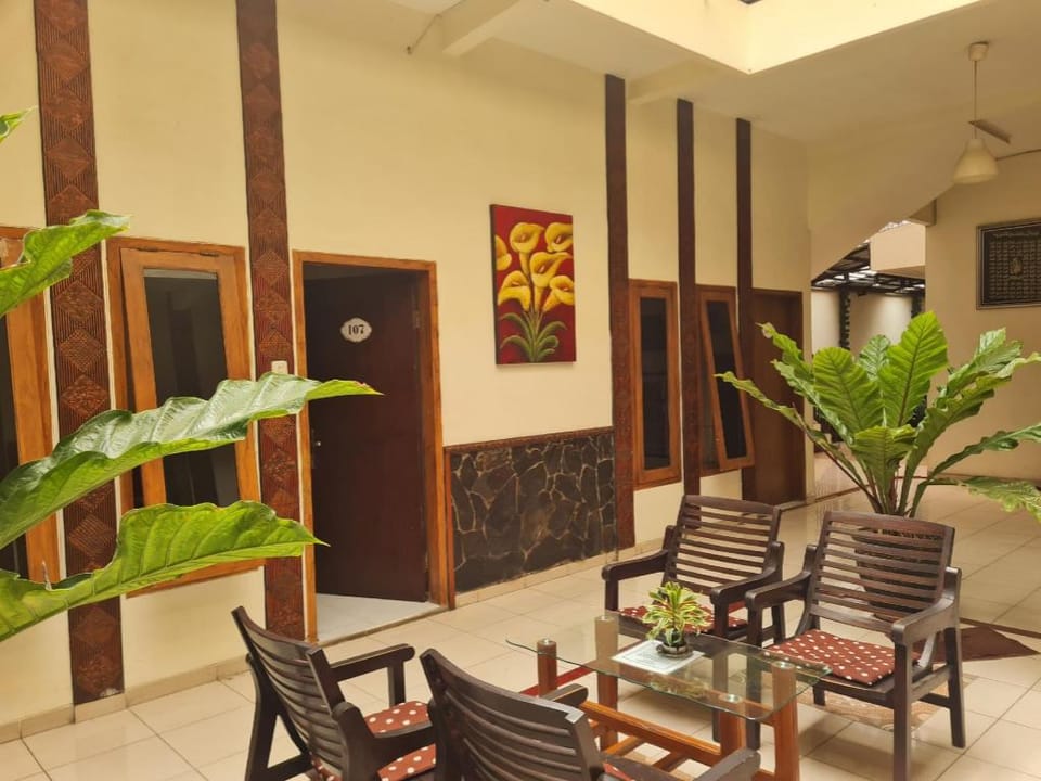 OYO 94628 Arjuna Guest House Syariah Hotel in East Java