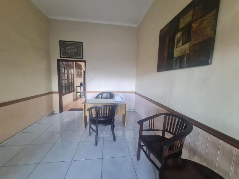 OYO 94628 Arjuna Guest House Syariah Hotel in East Java
