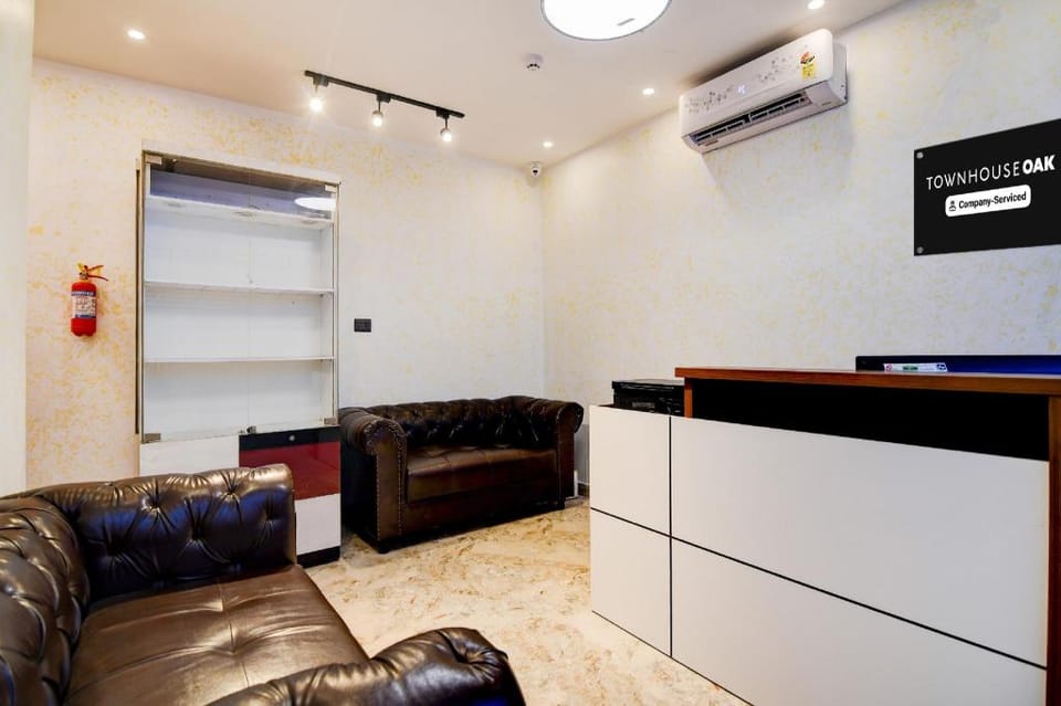 Super Townhouse Oak Sealdah Railway Station Near Creek Row Hotel in Kolkata