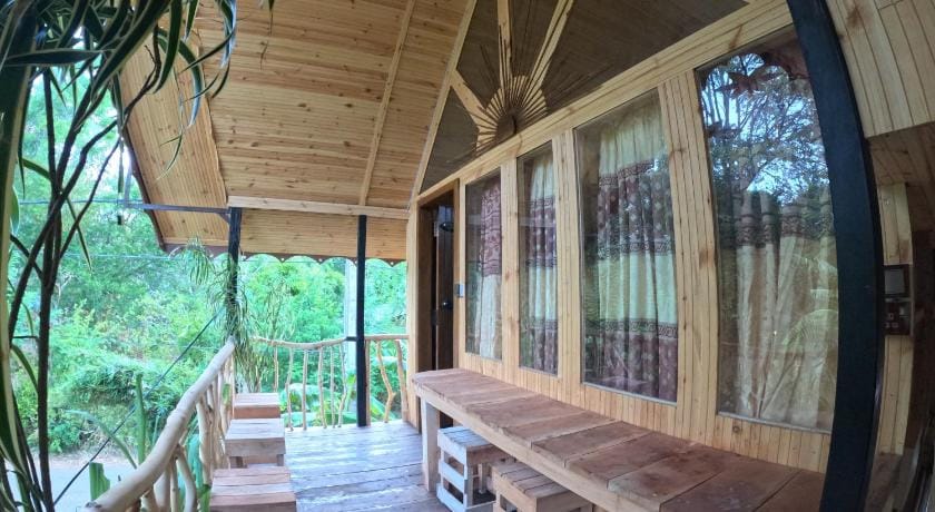 Gisban Wood Cabana & Hostel Bed and Breakfast in Sri Lanka