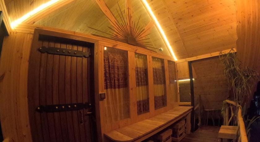 Gisban Wood Cabana & Hostel Bed and Breakfast in Sri Lanka