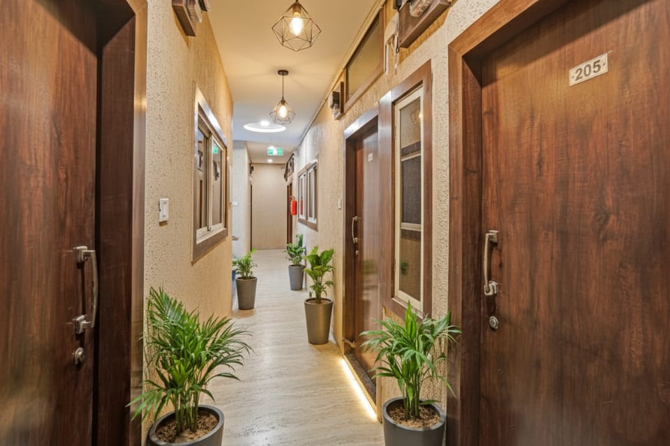 FabHotel Amrit Palace - 400m From Atal Bihari Vajpayee Stadium Near Bombay Hospital Bus Stop Hotel in India