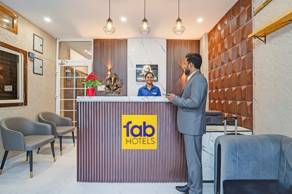FabHotel Amrit Palace - 400m From Atal Bihari Vajpayee Stadium Near Bombay Hospital Bus Stop Hotel in India