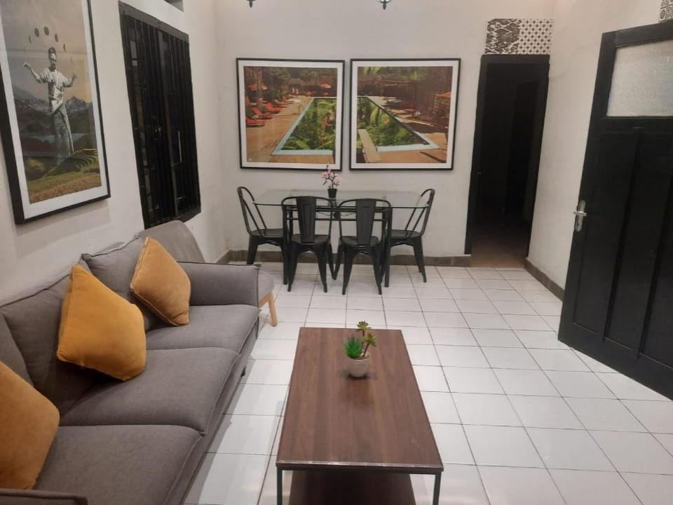 Hotel O 94630 Cipanas Residence (Villa Agape) Hotel in West Java