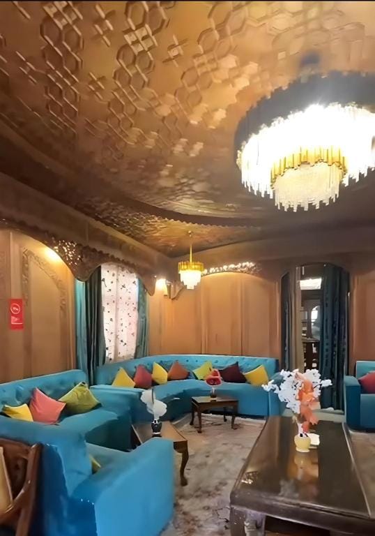 Dilshad group of houseboat Hotel in India
