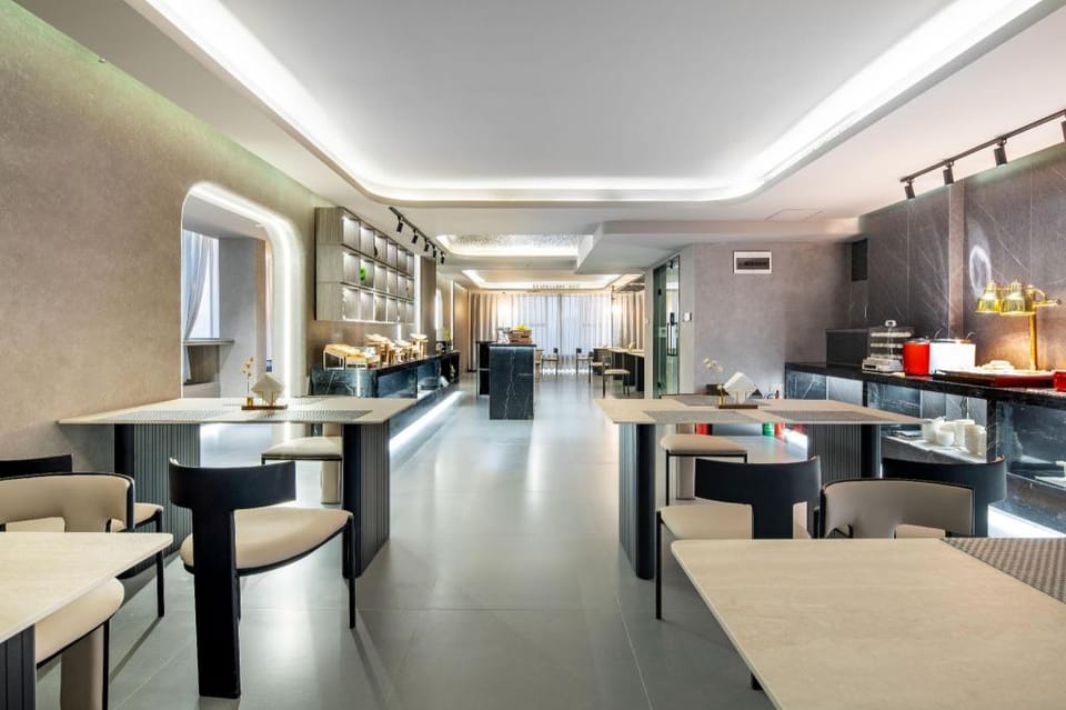 AI Lives In The Future Hotel - Xi'an Dayan Pagoda Xiaozhai Subway Station Hotel in Xian