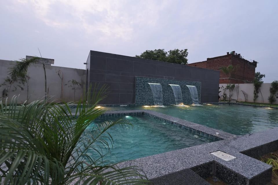 LE PARC HOTEL & BANQUETS an initiative by SHER-E-PUNJAB Hotel in Uttar Pradesh