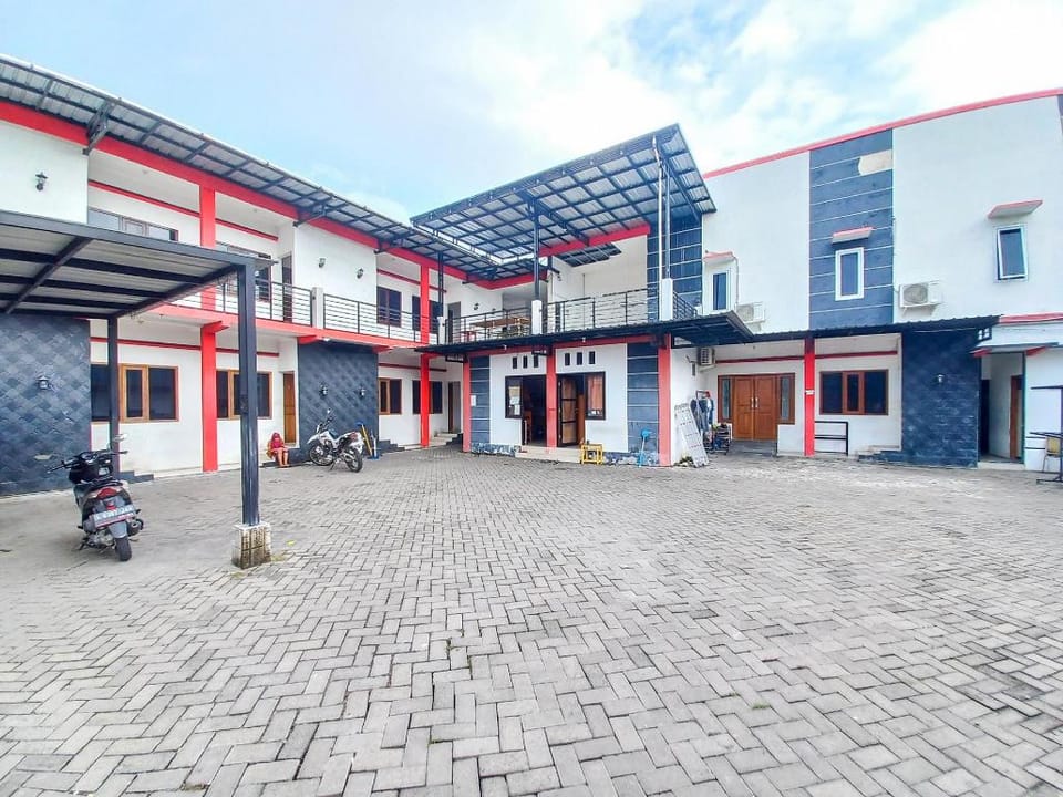 RedDoorz Syariah @ Homestay Bougenville near Taman Alun-Alun Kota Lamongan Hotel in East Java