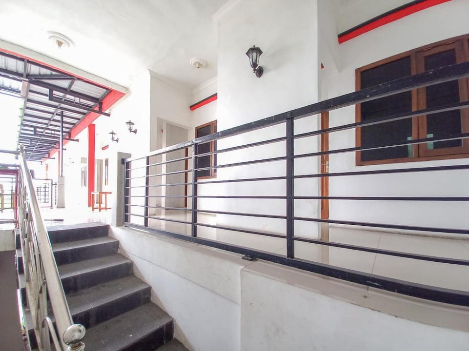 RedDoorz Syariah @ Homestay Bougenville near Taman Alun-Alun Kota Lamongan Hotel in East Java