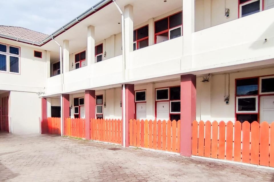Urbanview Hotel Falah Residence Syariah By RedDoorz Hotel in Padang