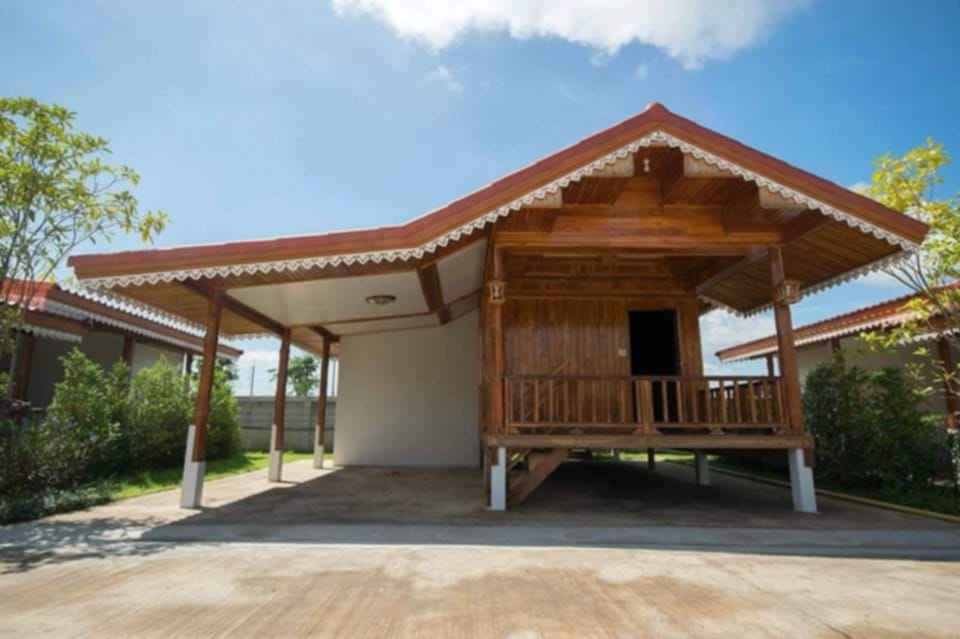 เรือนไม้โฮมสเตย์ Resort in Laos