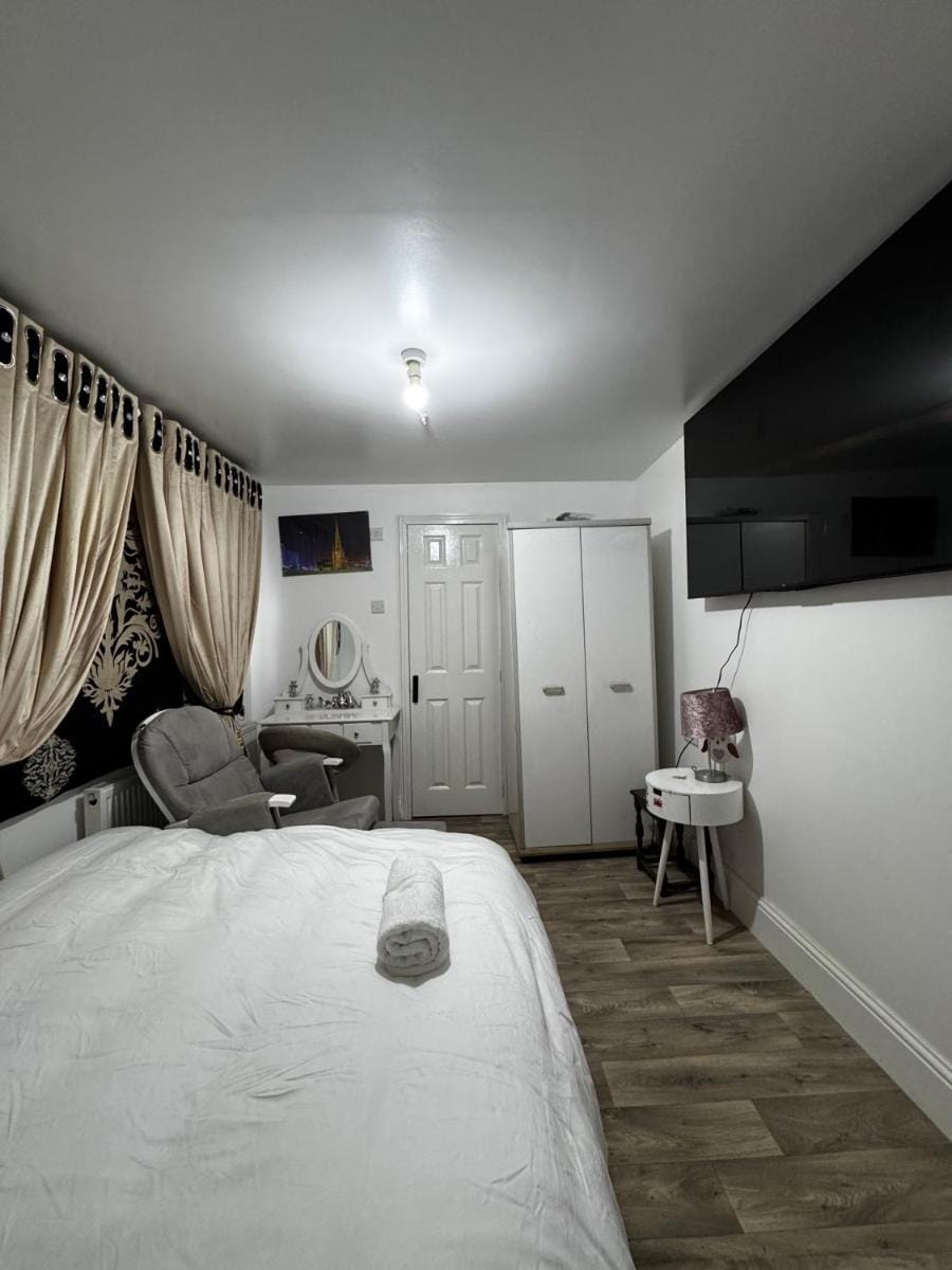 OYO Unique Guestroom - Farnworth, Easy Access to Bolton Hotel in England