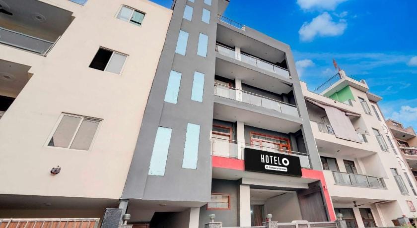 Hotel O Noida Sector 16 Metro Station Hotel in Noida